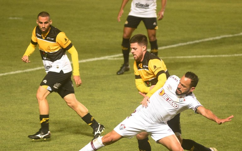 Em português, Bolasie, do Criciúma, posta assistindo a São Paulo x Fluminense: 'Bom jogo'