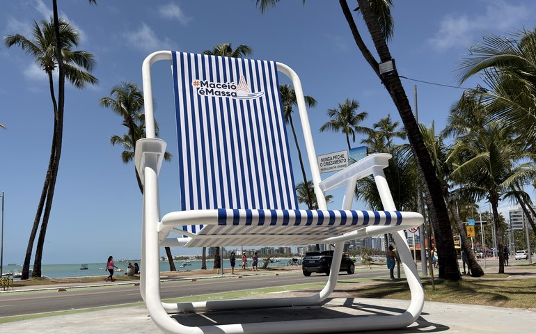 Cadeira gigante da orla de Ponta Verde ganha nova estrutura e reforça segurança para visitantes