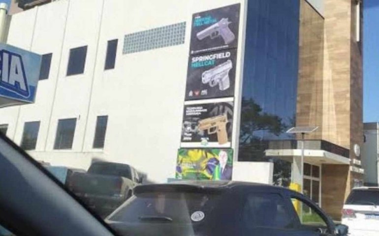 MP vai apurar caso do muro de igreja com propaganda de armas e de Bolsonaro