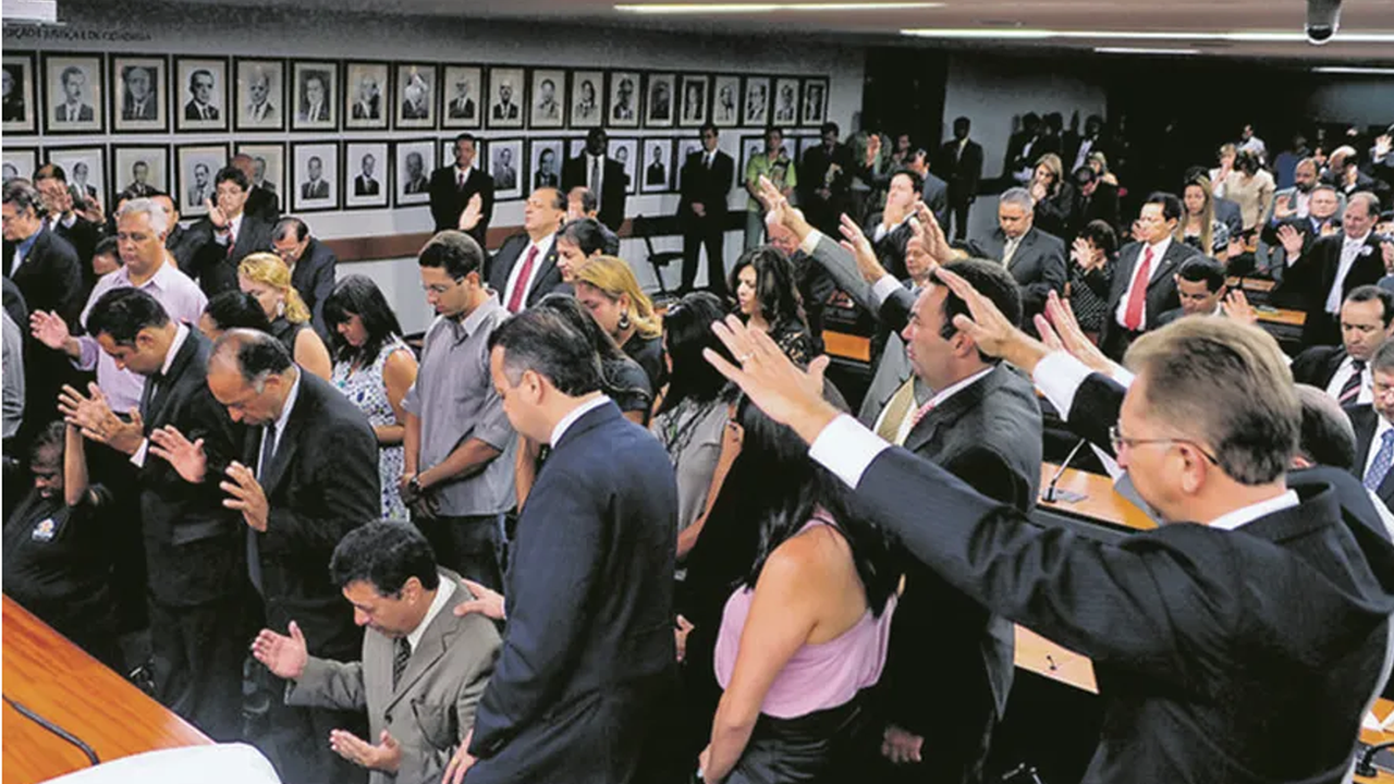Normalização da religião deixa fé menos explícita nas urnas, mas mantém influência política