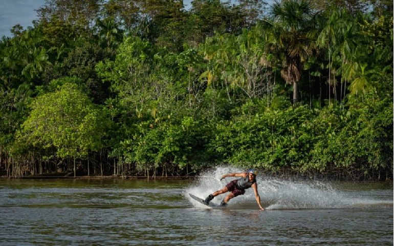 Brasileiro Pedro Caldas leva wakeboard ao Rio Amazonas e faz manobra inédita