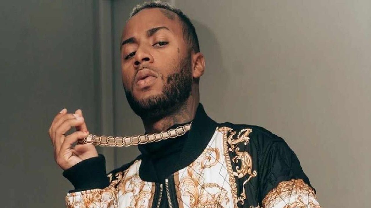 Polícia aborda rapper Orochi no Rio após buscas por arma que aparece em vídeo