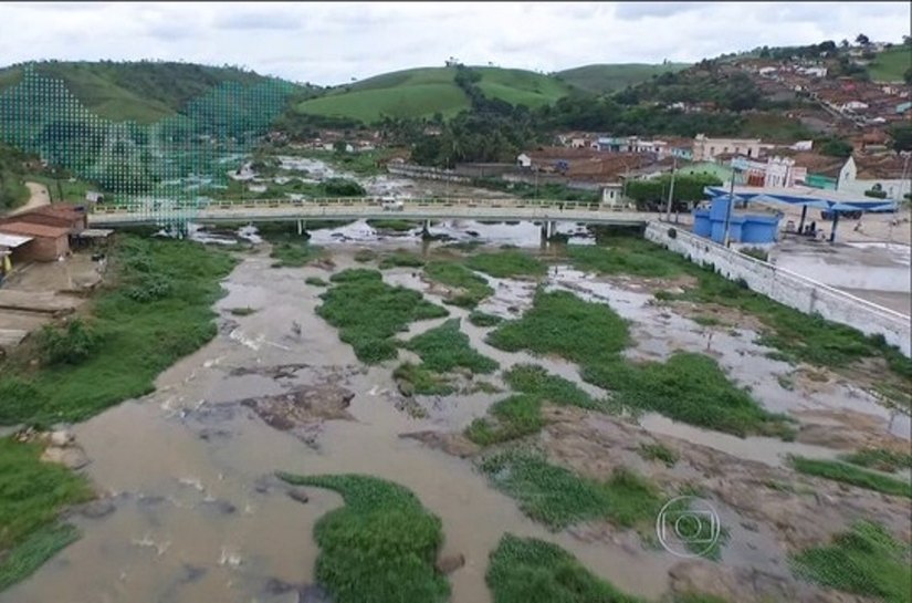 Doação de latas de aço nas águas de março: alimentos enlatados ajudam famílias afetadas pelas enchentes