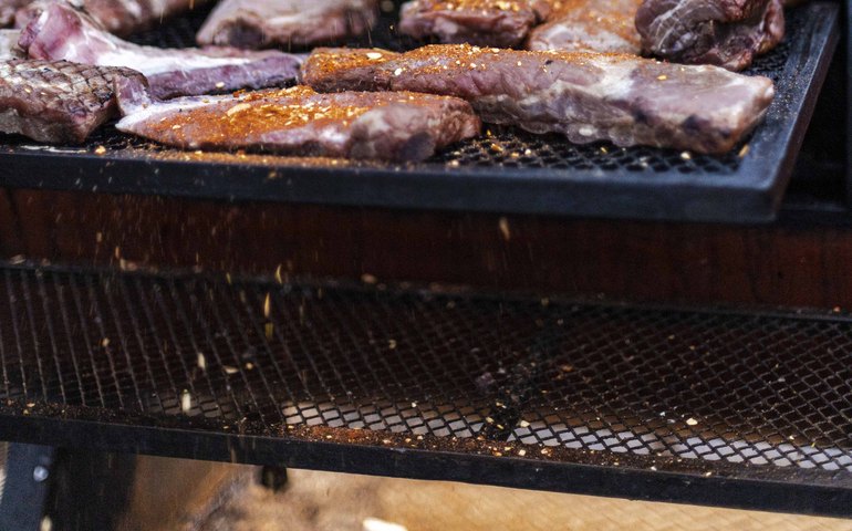 Curitiba recebe maior festival de torresmo do Brasil com três dias de música, fogo de chão e diversão para toda a família