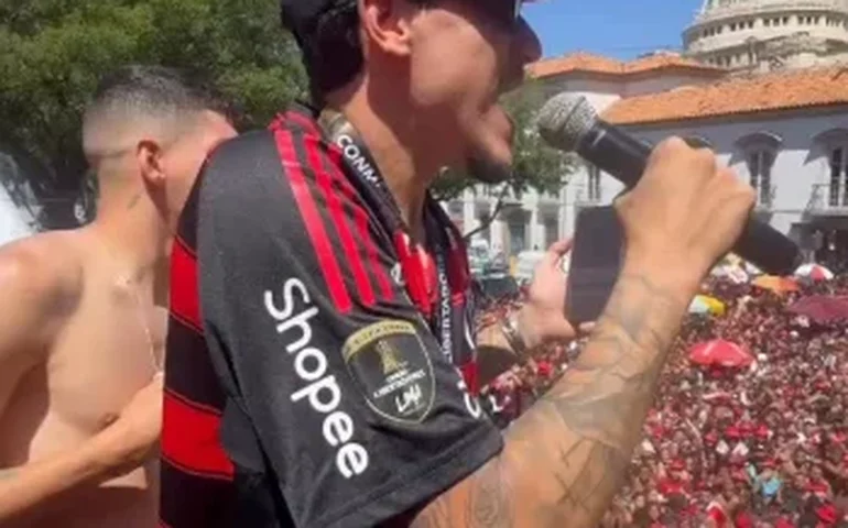 Flamengo provoca Palmeiras com cabeça de porco, caixão e gritos de 'sem Mundial'