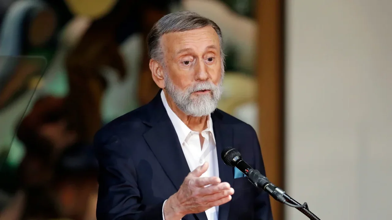 Cantor e compositor Ray Stevens, vencedor do Grammy, está se recuperando após fraturar o pescoço