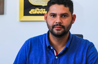 Prefeito de Roteiro cumpre PL que garantiu 14º salário aos servidores da educação 