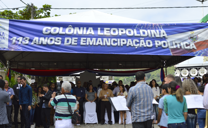 População se reuniu na praça central da cidade para cerimônia de hasteamento da bandeira do município  / Foto: Bruno Fernandes