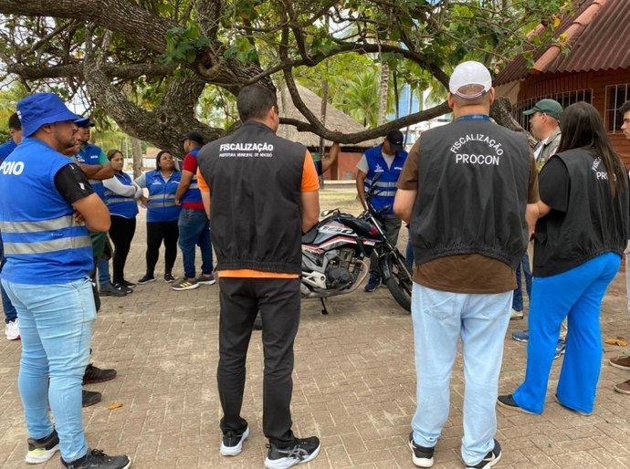 Ambulantes da orla marítima são orientados sobre novas regras para faixa de areia