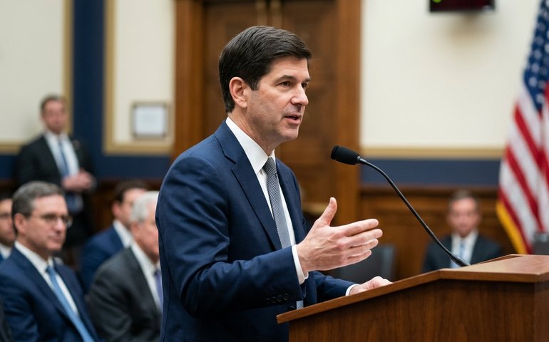 Kevin Warsh toma posse como presidente do Fed e destaca compromisso com serviço público
