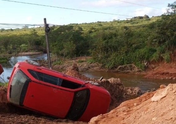 Carro cai em cratera de ponte que desabou na AL- 485