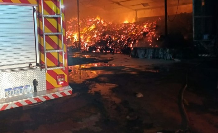 Incêndio destrói galpão que armazenava fibra de coco em Roteiro