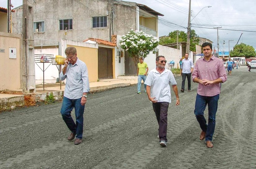 Rui e Roberto Fernandes vistoriam obras de pavimentação no bairro da Serraria