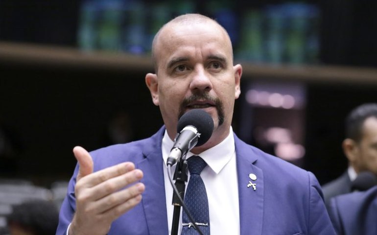 Comissão aprova autorização para que PM tenha armas como militar do Exército