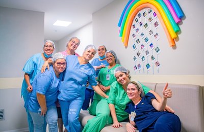 Mural com fotos da infância emociona profissionais da UTI no Hospital da Cidade em Maceió