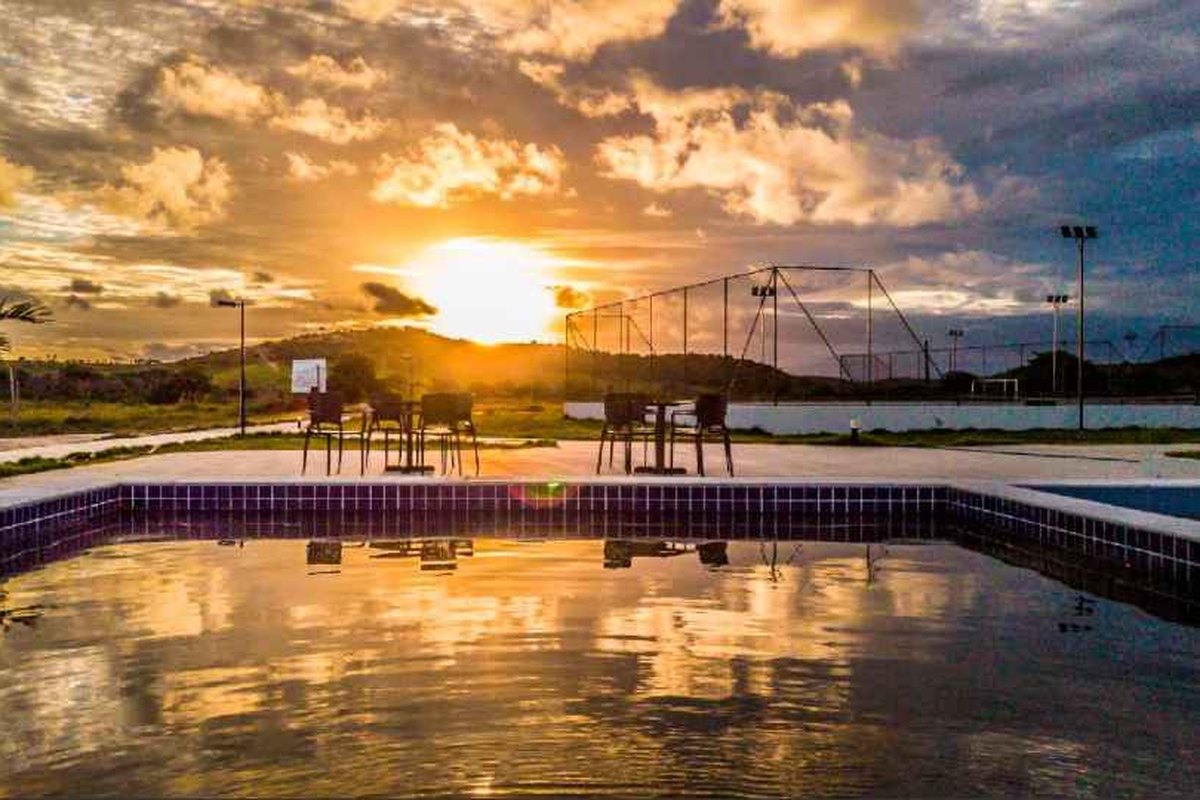 Piscina ao pôr do sol