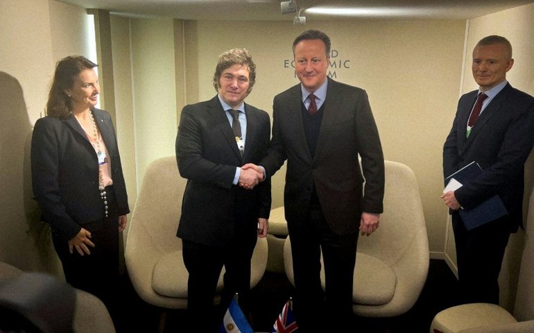 Chanceler britânico visita Malvinas um mês após se reunir com Milei e é declarado persona non grata por governador