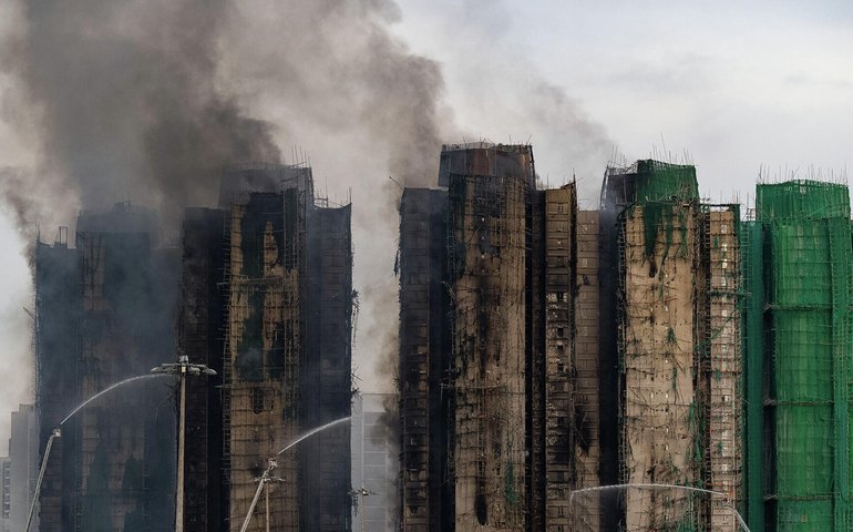 Incêndio em Hong Kong deixa mais de 90 mortos e dezenas de desaparecidos