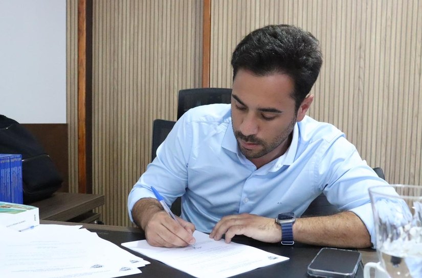 Prefeito de Santana do Mundaú anuncia abono salarial para servidores da educação