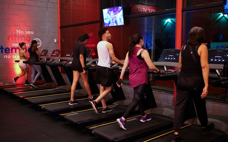 Rede de academias oferece treino gratuito para adolescentes até início de 2026