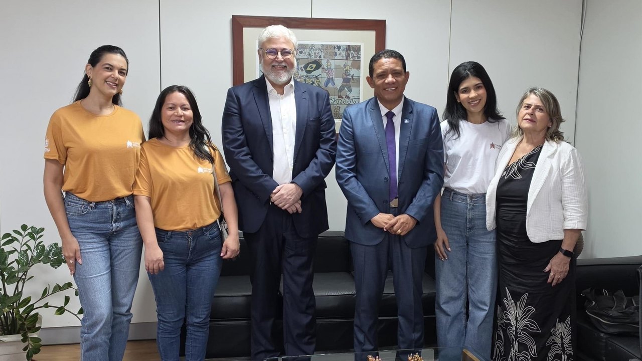 Secretário de Relações Federativas recebe em Brasília equipamentos para o artesanato alagoano