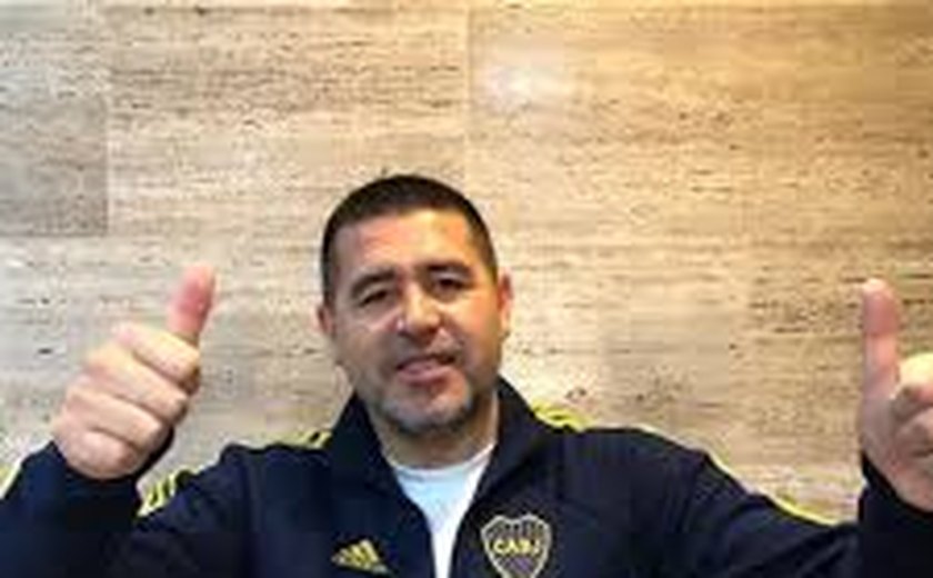 Riquelme separa briga de torcedores na arquibancada em partida do Boca Juniors