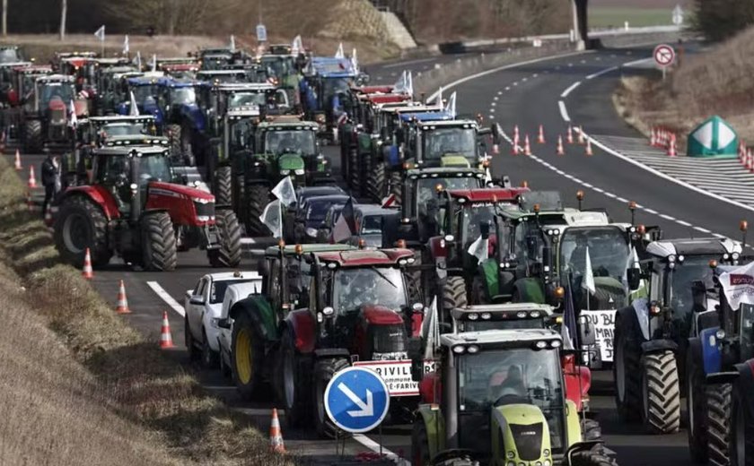 Agricultores cercaram Paris com barricadas de tratores na segunda-feira