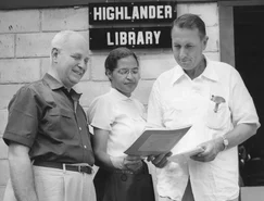 Nesta foto sem data fornecida pelo Nashville Banner Archives, Nashville Public Library, Special Collections, Rosa Parks, centro, e Myles Horton, à direita, encontram-se na Biblioteca Highlander em Monteagle, Tenn. Arquivos de Banners de Nashville, Biblioteca Pública de Nashville, Coleções Especiais via AP