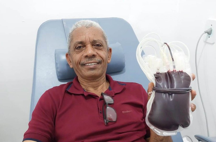Vidraceiro comemora seis décadas de vida doando sangue no Hemoal