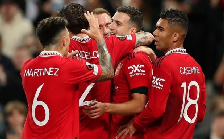 Manchester United define vitória no 2º tempo e diminui distância para o Arsenal