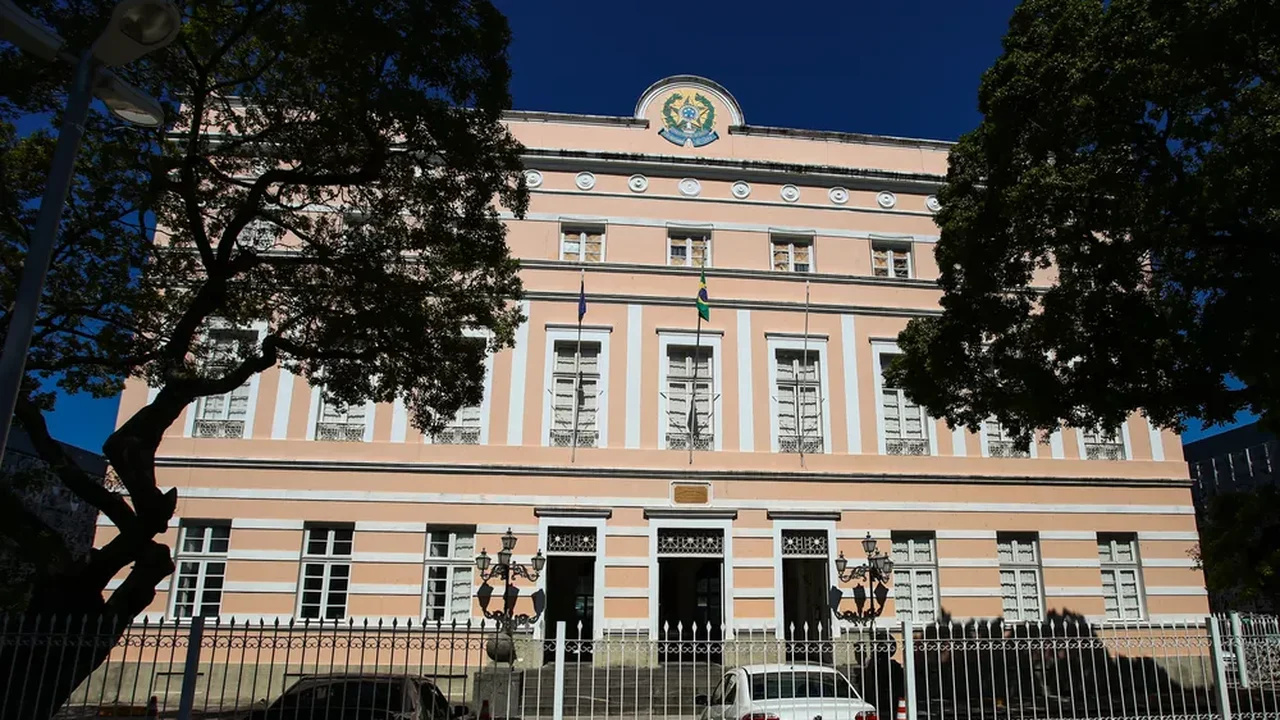 Silêncio da ALE é mais que ensurdecedor diante das demissões na Saúde