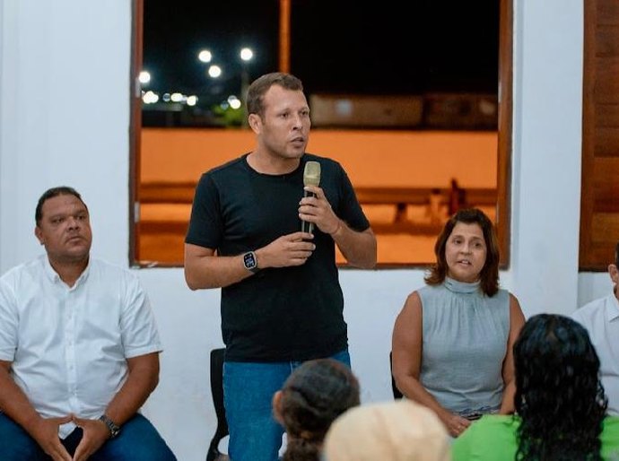 Alunos do EJA de Murici são contemplados com kits escolares durante evento comandado por prefeito Remi
