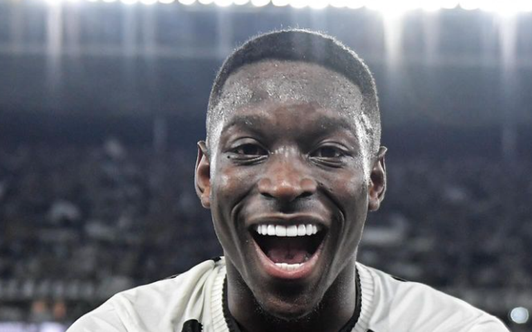 Com show de Luiz Henrique, Botafogo goleia Atlético-GO e volta a liderança