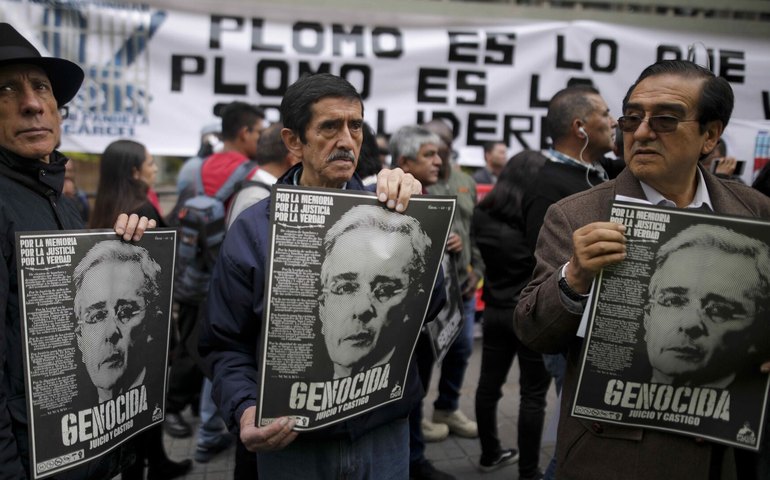 Ex-presidente da Colômbia Álvaro Uribe é condenado pela Justiça por suborno