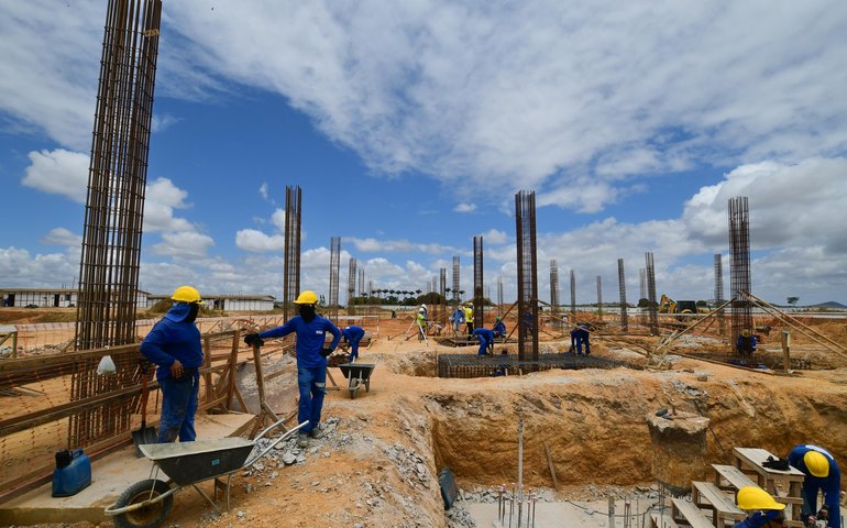 Governador garante para 2026 entrega do Hospital Metropolitano do Agreste, em Arapiraca