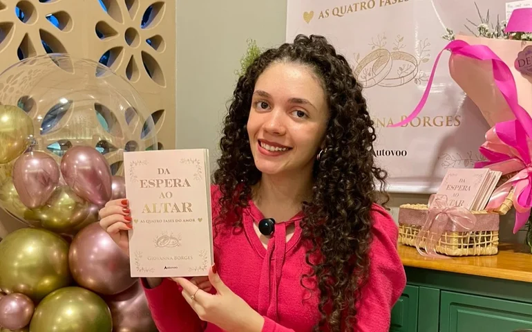 Recém-formada lança primeiro livro e recebe convite para Bienal de SP