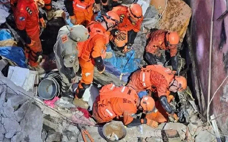 Filha acompanha retirada do corpo da mãe após desabamento no Maracanã