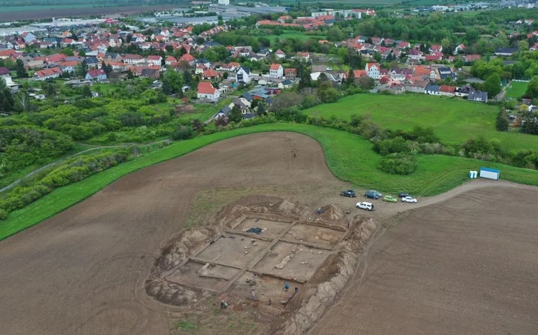 Cripta de 300 anos é revelada após desabamento em cemitério inglês