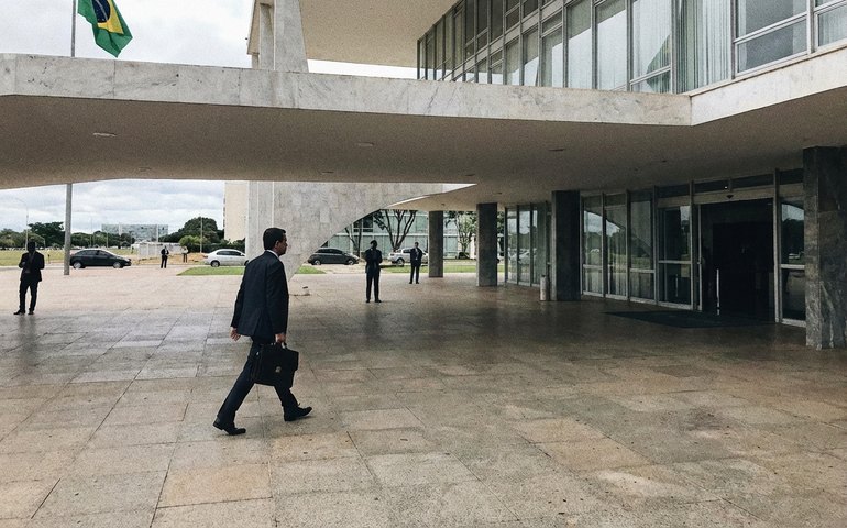 Defensoria Pública recorre de decisão que tornou Eduardo Bolsonaro réu e alega imunidade parlamentar