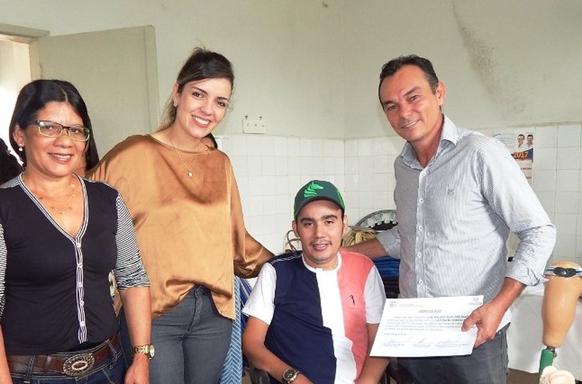 Saúde de Anadia entrega de equipamentos para pessoas com deficiência