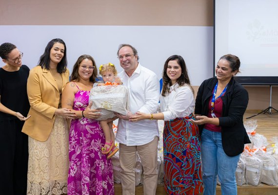 Prefeito Luciano comemora entrega de 300 enxovais já este ano às mães arapiraquenses