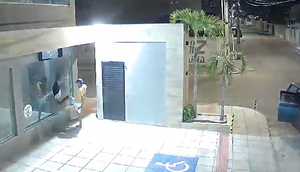 Assaltantes arrombam loja recém-inaugurada, furtam mercadorias e causam prejuízo de R$ 30 mil em Aracaju; VÍDEO
