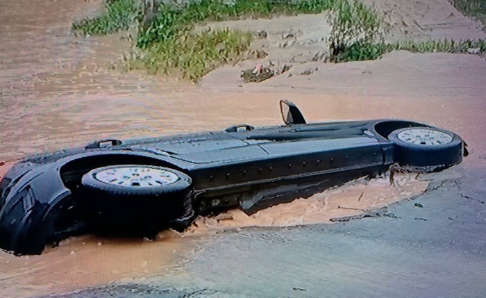 Carro caiu em riacho