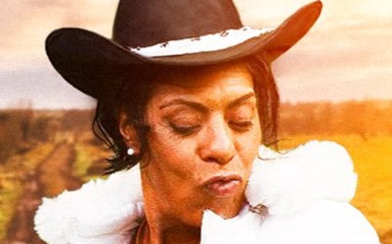 Marcia Fu canta e chama atenção em A Fazenda