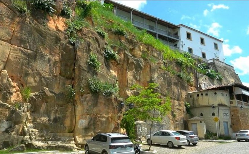 Rocheira de Penedo é analisada pela Semarh e por especialista em Geologia