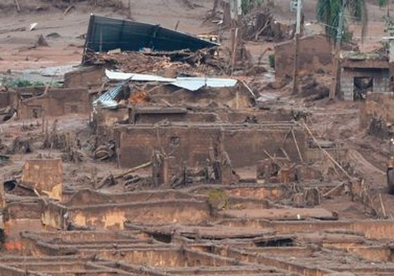 Um mês após tragédia em Mariana, causas e impactos ainda são investigados