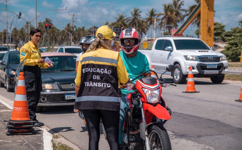 SMTT aborda veículos para alertar sobre a segurança viária durante o Carnaval em Maceió