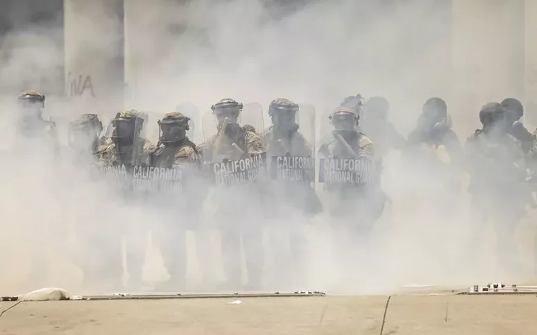 Em meio a protestos, Trump envia 2 mil soldados para Los Angeles