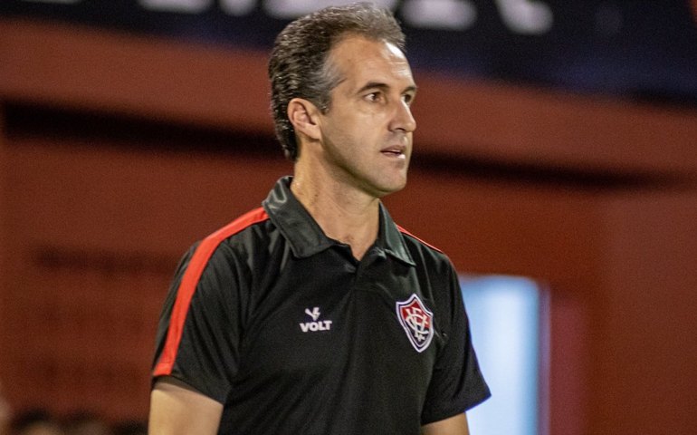 Vitória decide por saída do técnico Léo Condé após 5 jogos sem triunfos no Brasileirão
