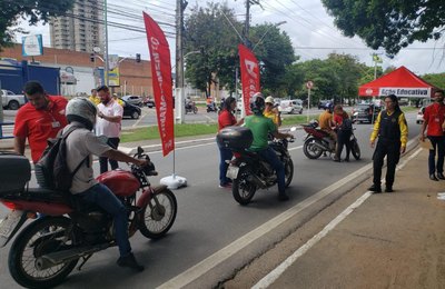 Motociclistas participam de ação educativa do DMTT na Gruta de Lourdes